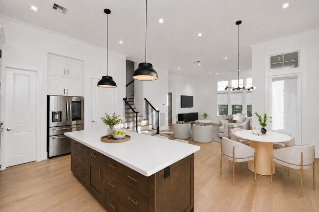 Building Photo - 4005 Woodshire Vlg Ests