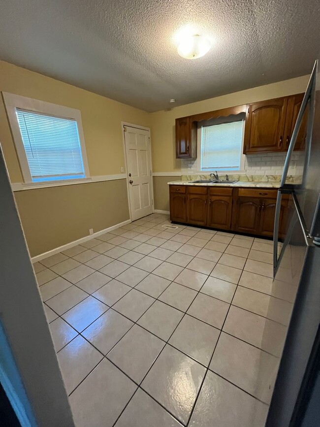 Building Photo - 3 bed 1 bath in Rossville! Leasing Special...