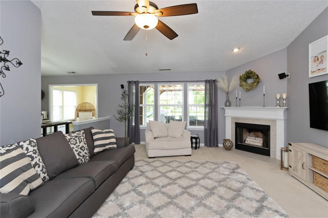 Open concept family room - 4076 S Meadow Wood Ct