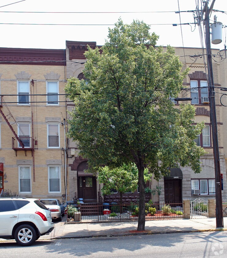 Foto del edificio - 2402 Palisade Ave