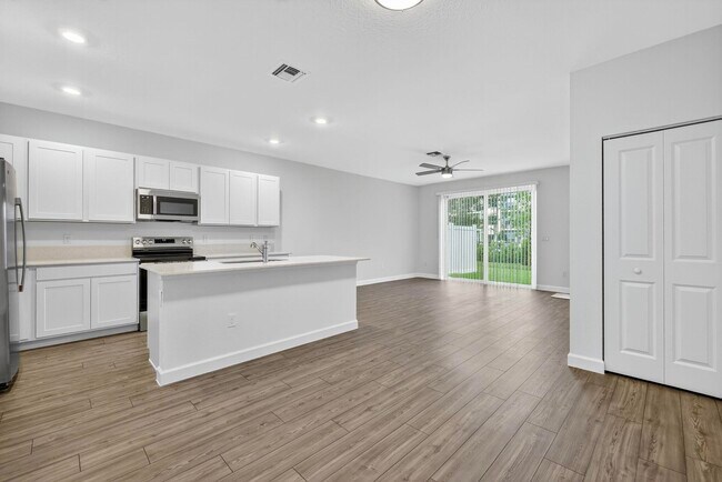 Building Photo - 307 SE Crossoak Ln