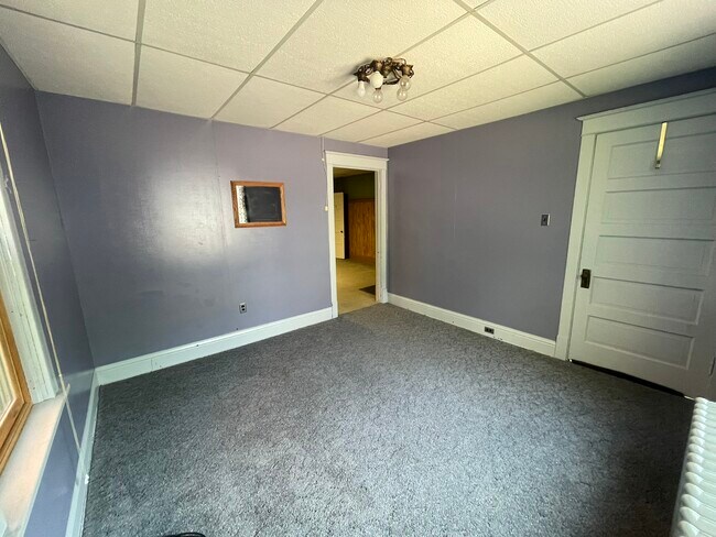 Dormitorio con vista a la sala de estar principal. - 216 E Franklin St