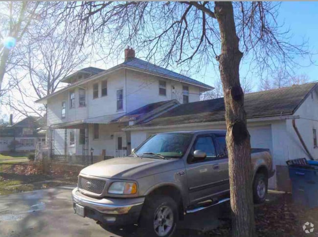 Building Photo - 325 E Chestnut St