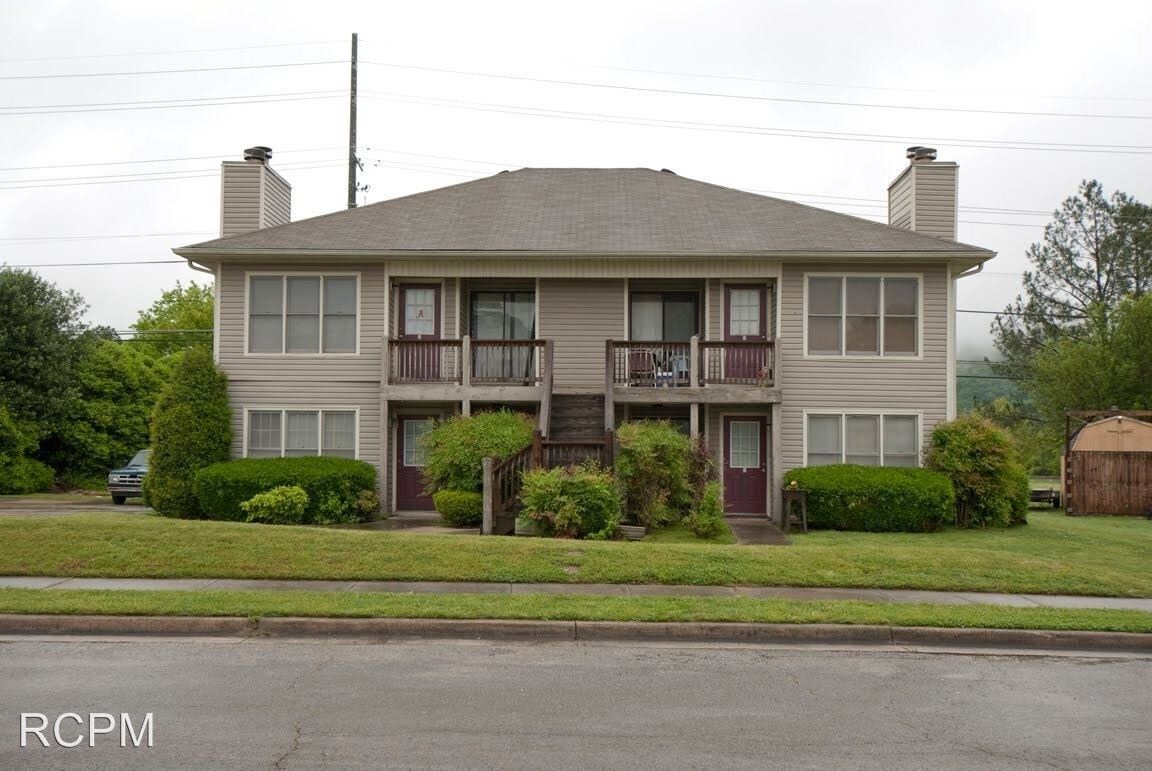 Primary Photo - 12100 Carriage Ct SE