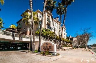 Building Photo - 640 Camino De La Reina