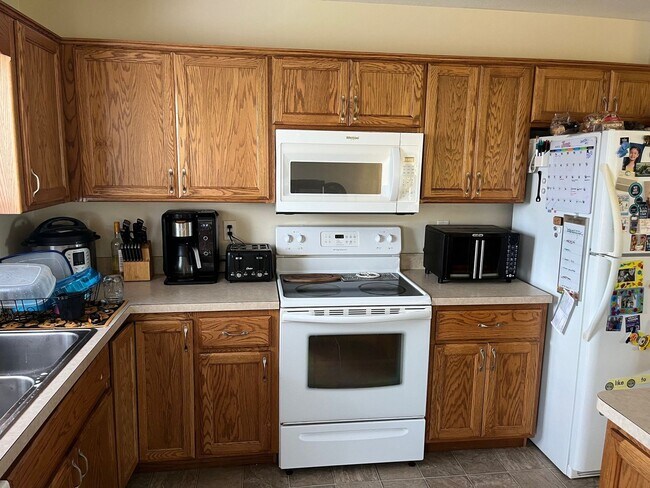 Foto del edificio - AVAILABLE SOON! - Great Rancher in Manhatt...