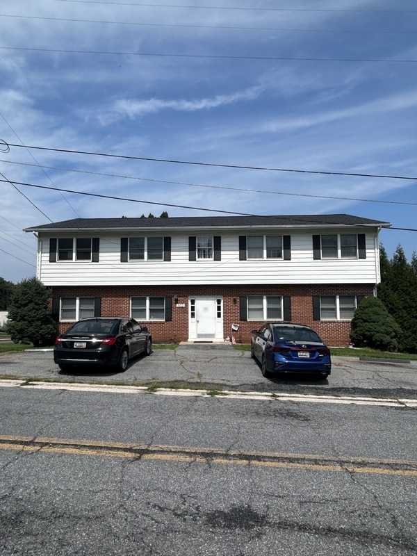 Building Photo - 302 Hillside Dr