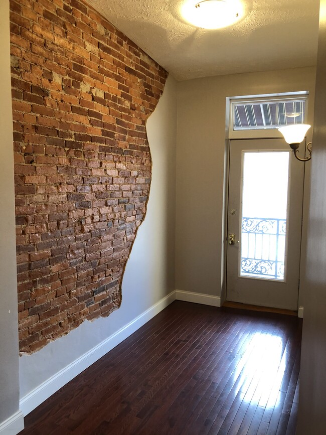 Foto del edificio - 323 S Walnut St
