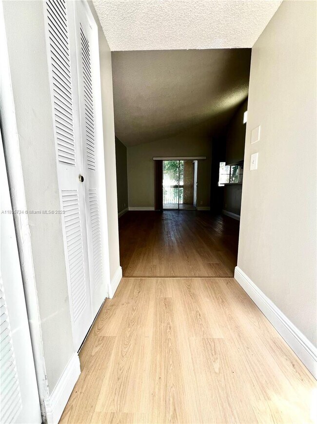 Foto del edificio - 9855 Westview Dr