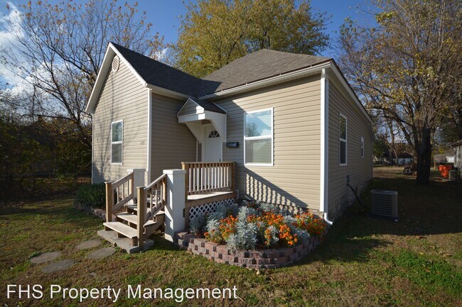 Foto del edificio - 3 br, 2 bath House - 1115 W. Locust Street