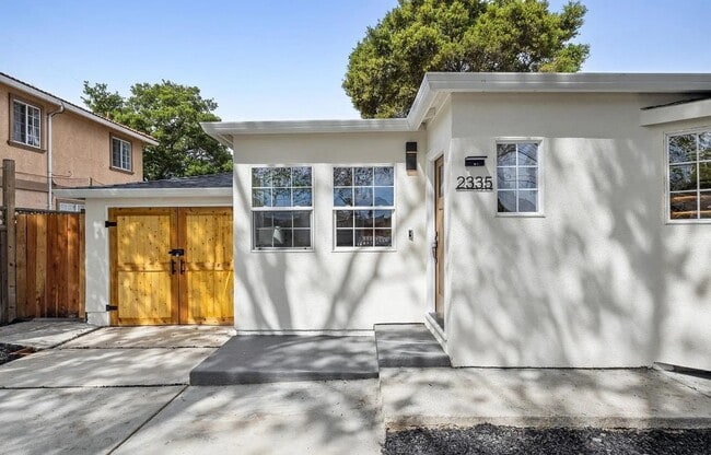 Building Photo - Charming 2 bedroom, 1 bathroom house