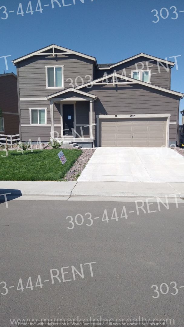 Building Photo - Beautiful & Desirable Golf Course Community!