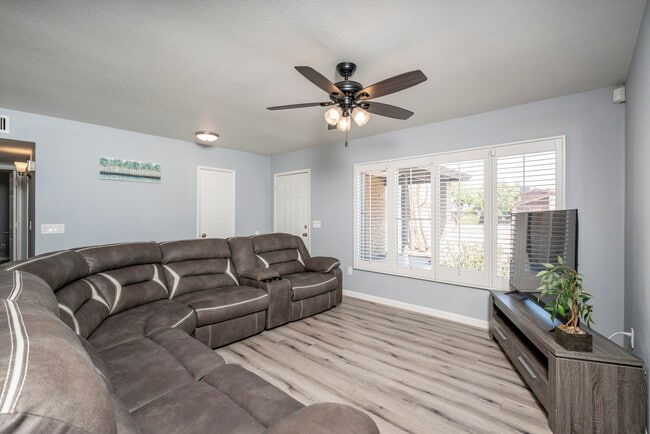 Building Photo - 951 W La Jolla Dr