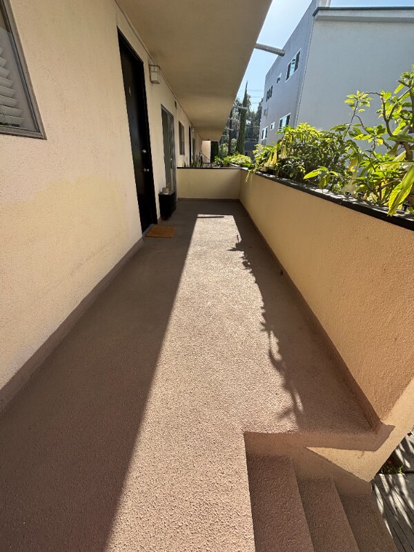 Building Photo - 2042 Beachwood Dr