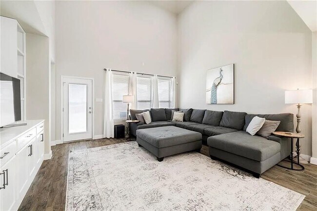 Building Photo - 165 Carlina Lp