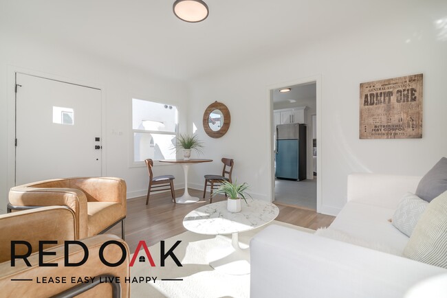 Foto del edificio - ONE MONTH FREE! Stunning and Sunny One Bed...