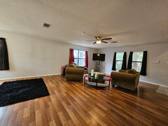 Building Photo - 4Br 2.5Bath