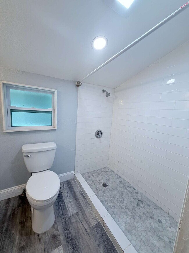 Foto del edificio - 3-Bedroom & 2-Bathroom with a Bonus Room