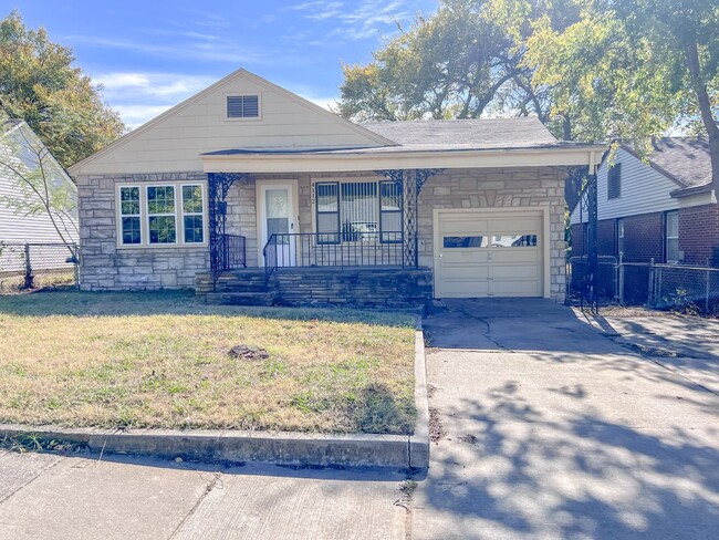 Building Photo - Adorable 3 Bedroom 2 Bathroom home in Tulsa!