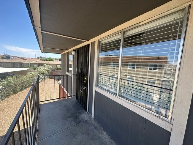 Building Photo - Two Bedroom/One Bathroom