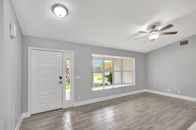 Building Photo - 843 Azalea Dr