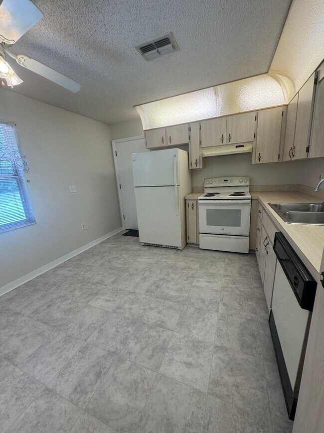 Foto del edificio - Spacious 3BR/2BA Home in Rainbow Acres – L...