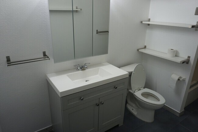 Building Photo - 2 bedroom condo in Golden, Convenient Location!