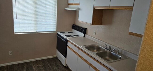 Building Photo - 3005 Acero Ave