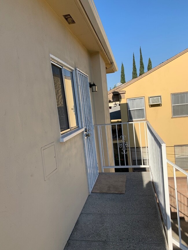 balcony - 803 W Glenoaks Blvd
