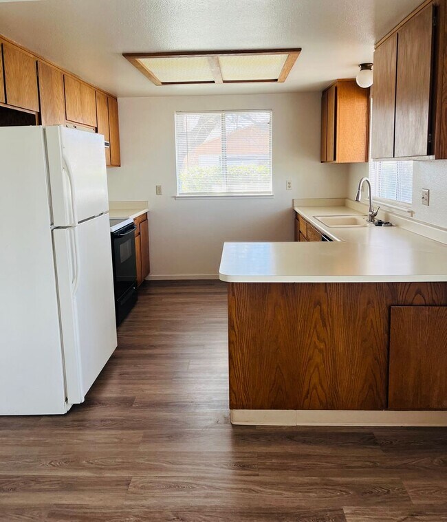 Foto del edificio - Spacious 2 Bedroom/2 bath duplex with a 2 car garage and laundry hook ups in a great North Modest...