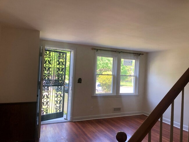 Building Photo - 2 Bedroom 1.5 Bath