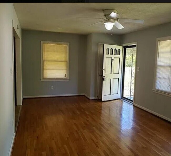 Foto del edificio - 215 Dixon Cir