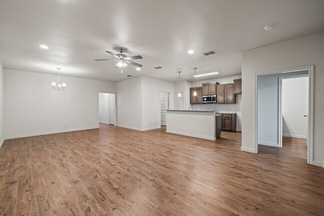 Foto del edificio - Beautiful Townhome Located South of Town N...