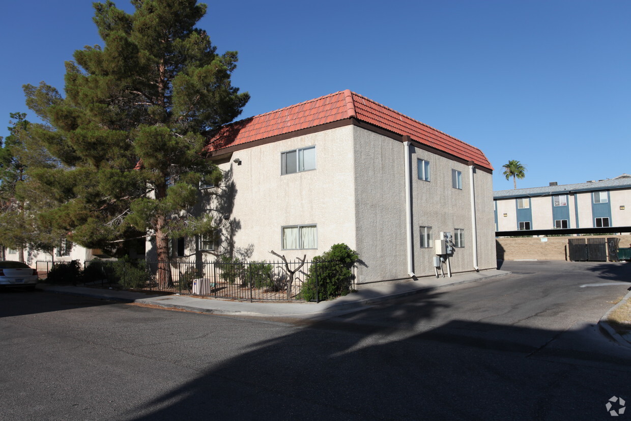 Building Photo - Hacienda Gardens