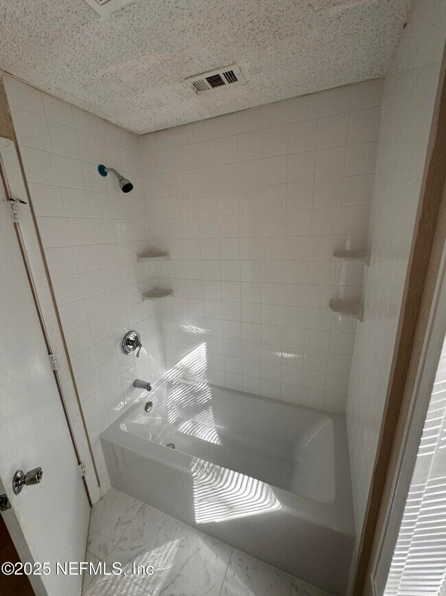 Foto del edificio - 1817 Lakewood Rd