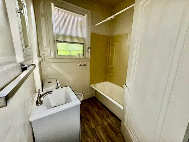 Building Photo - 2681 Pasadena St