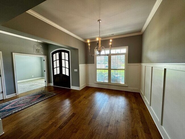 Foto del edificio - Spacious and luxurious with bonus room