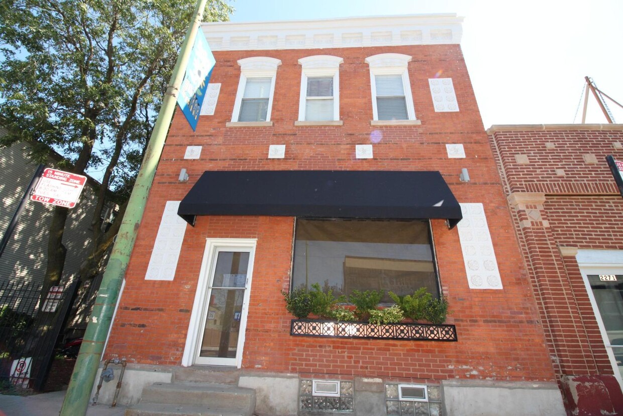 Primary Photo - 2277 N Clybourn Ave