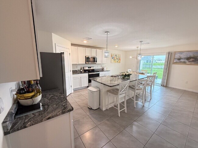 Foto del edificio - Spacious 4-Bedroom Home with Granite Count...