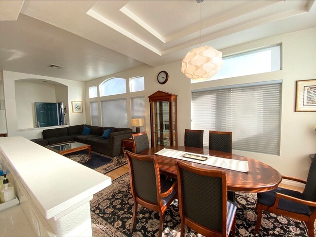 Foto del edificio - FURNISHED Mission Valley TOWNHOME! Enjoy S...