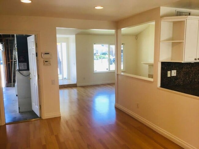 Building Photo - Newbury Park 4 bedroom