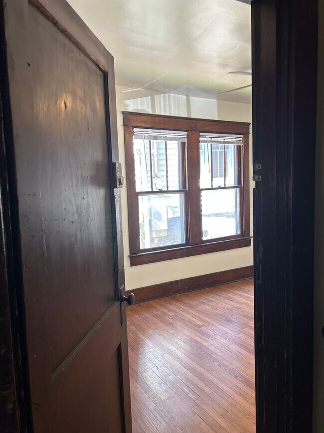 Building Photo - 605 Gill Ave