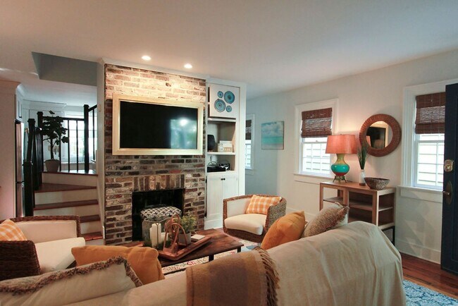 Building Photo - Available 3/1. Beautiful 3 BR/2BA available in Elliottborough! Landscaping included!