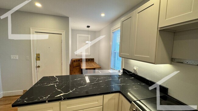 Foto del edificio - Spacious 5 bedroom 2 floors