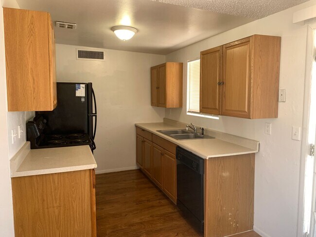 Foto del edificio - Conveniently Located 3Bdm 2Ba Townhome!