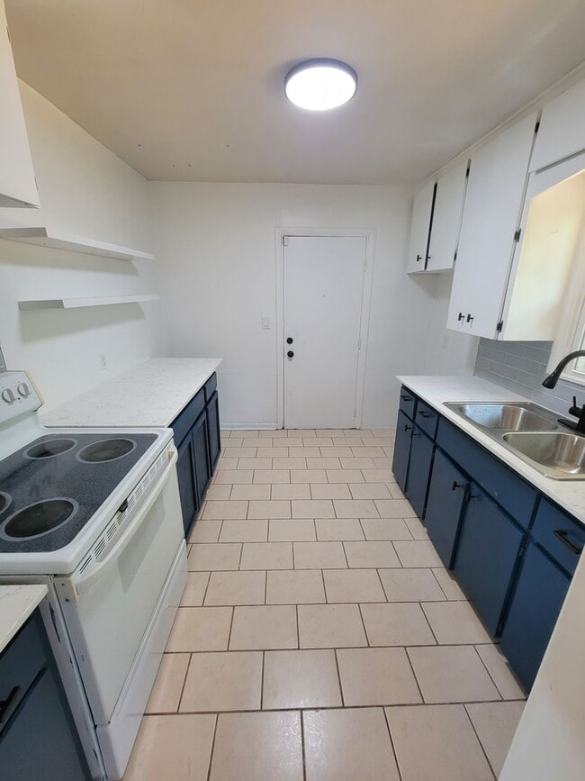 Building Photo - 2 bed remodeled ready to go!