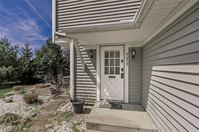 Building Photo - 9859 Independence Dr