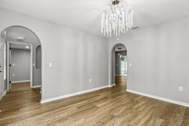 Building Photo - Newly Renovated 4 Bedroom!