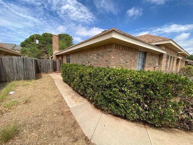 Foto del edificio - 3 bed 2 bath duplex unit with 2 car garage!