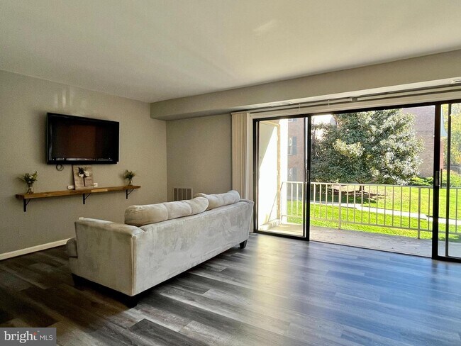 Foto del edificio - 6022 Westchester Park Dr